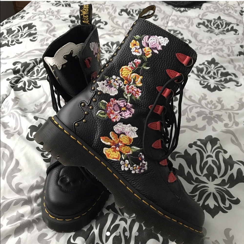 Like new Dr. Martens NYBERG boots UK8/US 10 (WMNS)